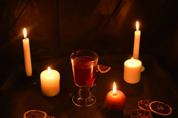 Skupina hořících svíček a svařeného vína — Stock fotografie