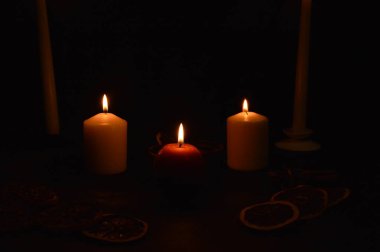 Siyah arkaplanda mum yakma grubu.