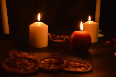 Siyah arkaplanda mum yakma grubu.