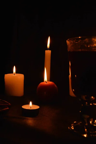 Ομάδα Από Αναμμένα Κεριά Και Ζεστό Κρασί Μαύρο Φόντο — Φωτογραφία Αρχείου