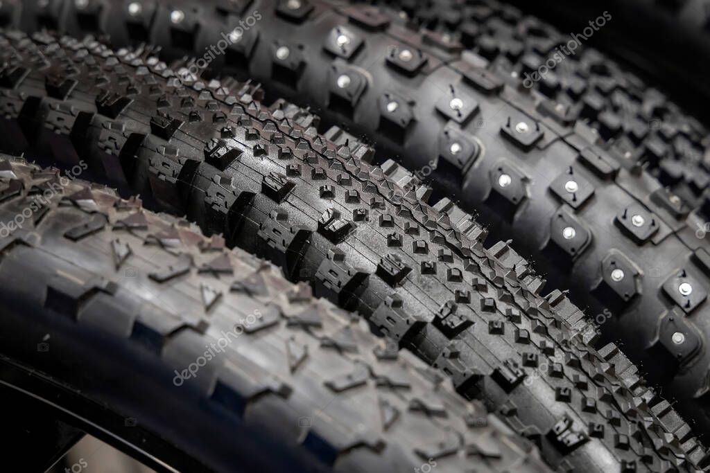 Grupo de neumáticos nuevos para bicicletas. Los neumáticos de goma