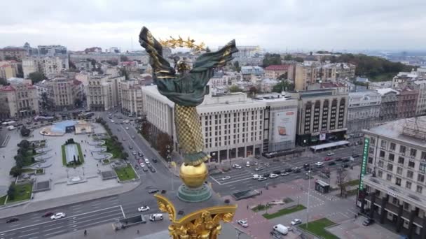 Kiev, Ucrania en otoño: Plaza de la Independencia, Maidan. Vista aérea — Vídeo de stock