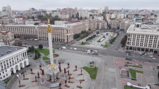 Kiev, Ucrania en otoño: Plaza de la Independencia, Maidan. Vista aérea — Vídeo de stock