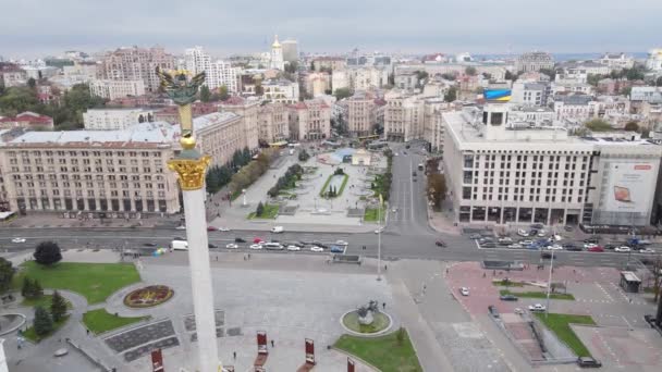 Kiev, Ucrania en otoño: Plaza de la Independencia, Maidan. Vista aérea — Vídeo de stock