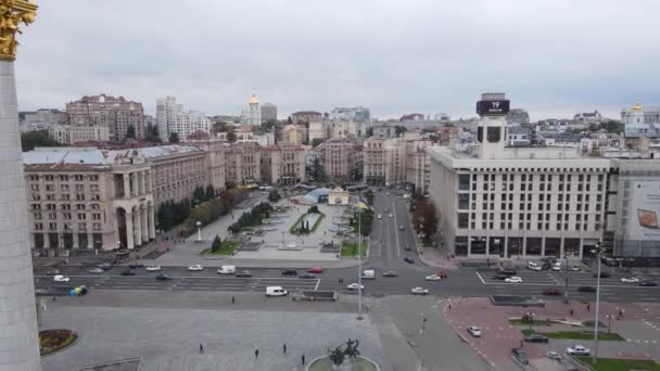 Kiev, Oekraïne in de herfst: Onafhankelijkheidsplein, Maidan. Luchtzicht — Stockvideo
