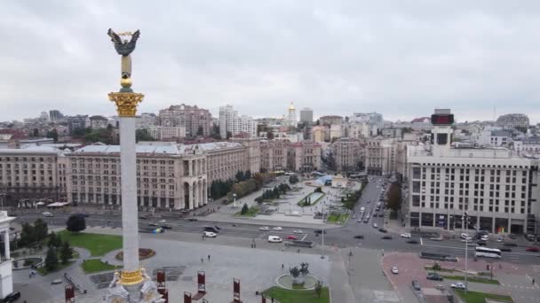 Kiev, Oekraïne in de herfst: Onafhankelijkheidsplein, Maidan. Luchtzicht — Stockvideo