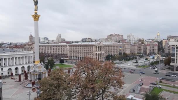 Kijów, Ukraina jesienią: Plac Niepodległości, Majdan. Widok z lotu ptaka — Wideo stockowe