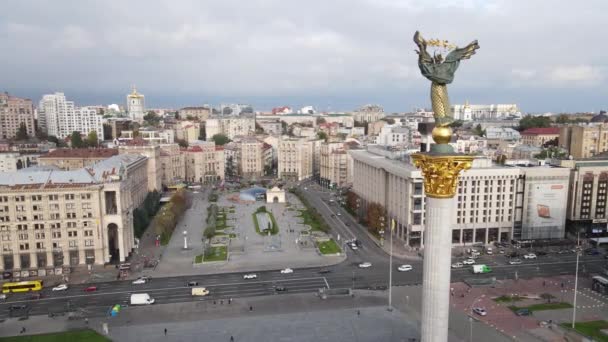 Kiev, Oekraïne in de herfst: Onafhankelijkheidsplein, Maidan. Luchtzicht — Stockvideo