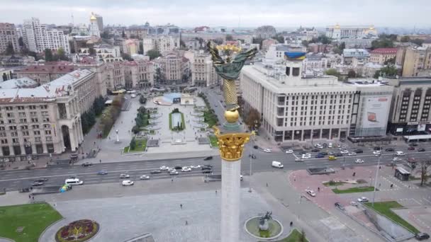 Kiev, Oekraïne in de herfst: Onafhankelijkheidsplein, Maidan. Luchtzicht — Stockvideo