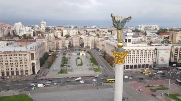 Kiev, Ucrania en otoño: Plaza de la Independencia, Maidan. Vista aérea — Vídeo de stock