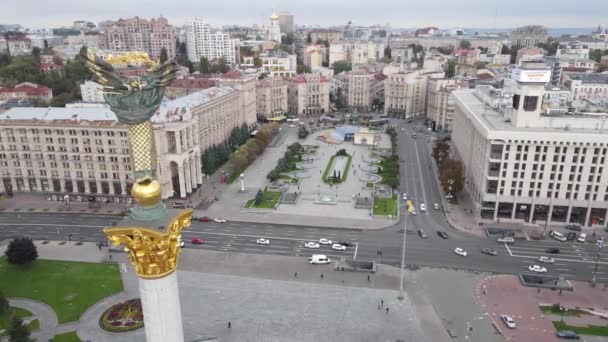 Kiev, Ucrania en otoño: Plaza de la Independencia, Maidan. Vista aérea — Vídeo de stock