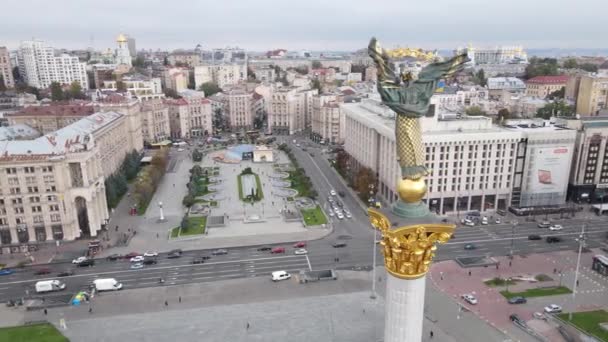 Kiev, Oekraïne in de herfst: Onafhankelijkheidsplein, Maidan. Luchtzicht — Stockvideo