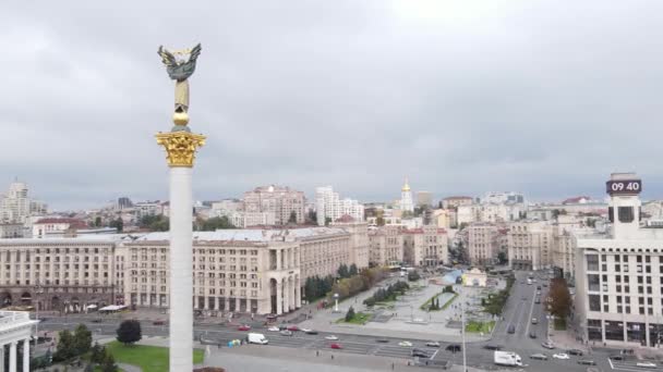 Kiev, Oekraïne in de herfst: Onafhankelijkheidsplein, Maidan. Luchtzicht — Stockvideo