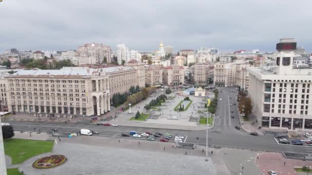 Kijów, Ukraina jesienią: Plac Niepodległości, Majdan. Widok z lotu ptaka — Wideo stockowe