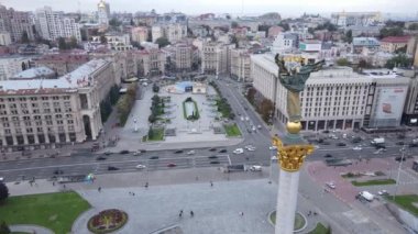 Kyiv, Ukrayna 'nın sembolü - Bağımsızlık Meydanı hava görüntüsü, yavaş çekim