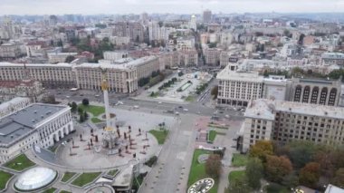 Kyiv, Ukrayna 'nın sembolü - Bağımsızlık Meydanı hava görüntüsü, yavaş çekim