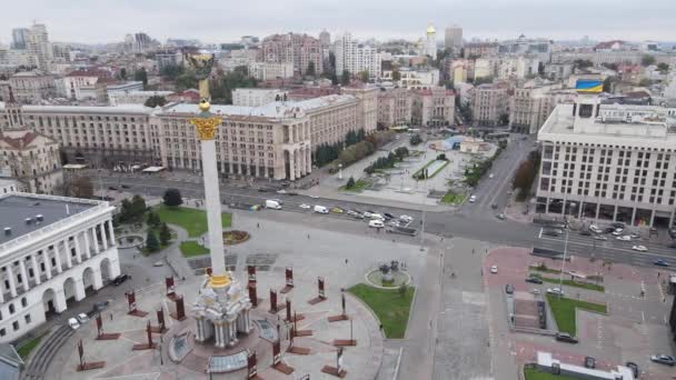 Symbol Kijowa, Ukraina - widok z lotu ptaka na Plac Niepodległości, zwolnione tempo — Wideo stockowe