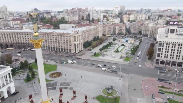 O símbolo de Kiev, Ucrânia - vista aérea da Praça da Independência, câmera lenta — Vídeo de Stock