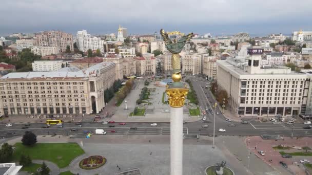 Kyiv, Ukrayna 'nın sembolü - Bağımsızlık Meydanı hava görüntüsü, yavaş çekim — Stok video