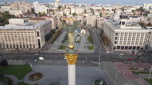 Het symbool van Kiev, Oekraïne - Onafhankelijkheidsplein luchtfoto, slow motion — Stockvideo