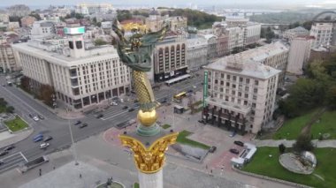 Kyiv, Ukrayna 'nın sembolü - Bağımsızlık Meydanı hava görüntüsü, yavaş çekim