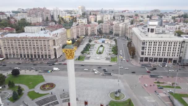 Het symbool van Kiev, Oekraïne - Onafhankelijkheidsplein luchtfoto, slow motion — Stockvideo