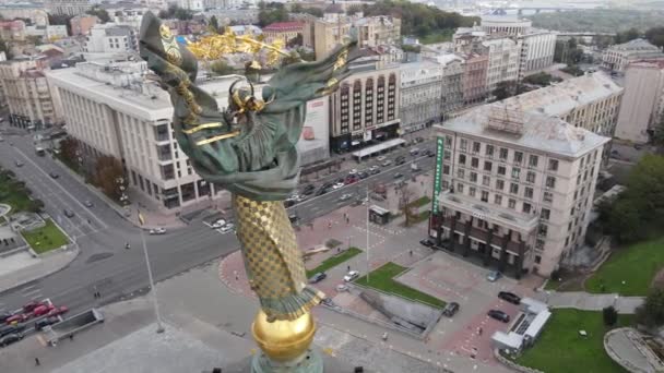 El símbolo de Kiev, Ucrania - Plaza de la Independencia vista aérea, cámara lenta — Vídeo de stock