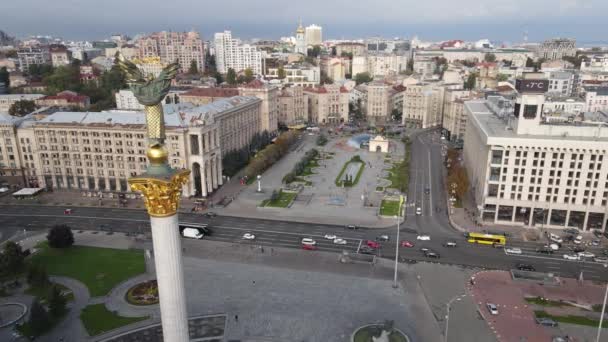 O símbolo de Kiev, Ucrânia - vista aérea da Praça da Independência, câmera lenta — Vídeo de Stock