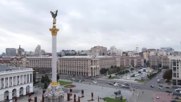 Kyiv, Ukrayna 'nın sembolü - Bağımsızlık Meydanı hava görüntüsü, yavaş çekim — Stok video