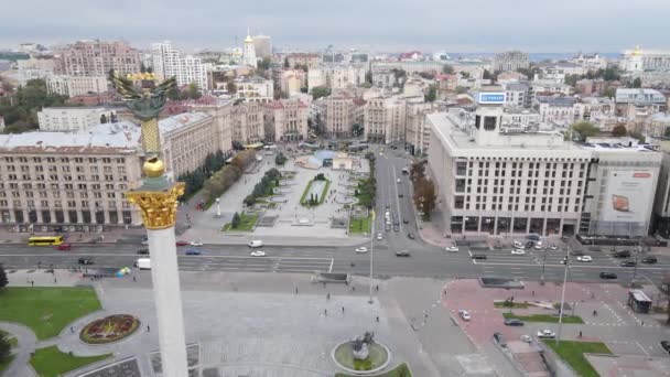 O símbolo de Kiev, Ucrânia - vista aérea da Praça da Independência, câmera lenta — Vídeo de Stock