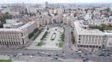 Kyiv, Ukrayna 'nın sembolü - Bağımsızlık Meydanı hava görüntüsü, yavaş çekim