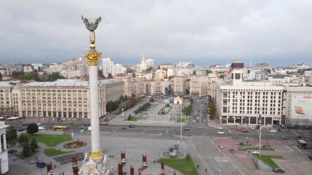 Kyiv, Ukrayna 'nın sembolü - Bağımsızlık Meydanı hava görüntüsü, yavaş çekim — Stok video