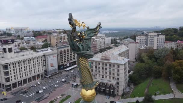 Het symbool van Kiev, Oekraïne - Onafhankelijkheidsplein luchtfoto, slow motion — Stockvideo