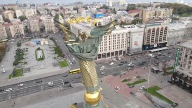 Kyiv, Ukrayna 'nın sembolü - Bağımsızlık Meydanı hava görüntüsü, yavaş çekim