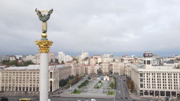 Het symbool van Kiev, Oekraïne - Onafhankelijkheidsplein luchtfoto, slow motion — Stockvideo