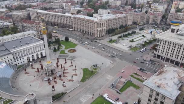 Het symbool van Kiev, Oekraïne - Onafhankelijkheidsplein luchtfoto, slow motion — Stockvideo