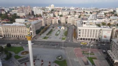 Kyiv, Ukrayna 'nın sembolü - Bağımsızlık Meydanı hava görüntüsü, yavaş çekim