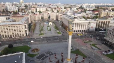 Kyiv, Ukrayna 'nın sembolü - Bağımsızlık Meydanı hava görüntüsü, yavaş çekim