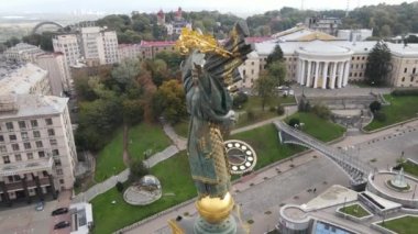 Kyiv, Ukrayna 'nın sembolü - Bağımsızlık Meydanı hava görüntüsü, yavaş çekim
