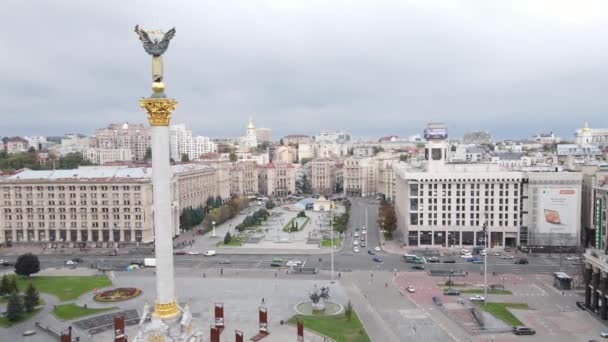 Symbol Kijowa, Ukraina - widok z lotu ptaka na Plac Niepodległości, zwolnione tempo — Wideo stockowe