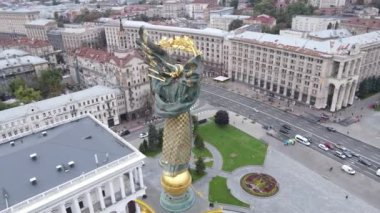 Kyiv, Ukrayna 'nın sembolü - Bağımsızlık Meydanı hava görüntüsü, yavaş çekim
