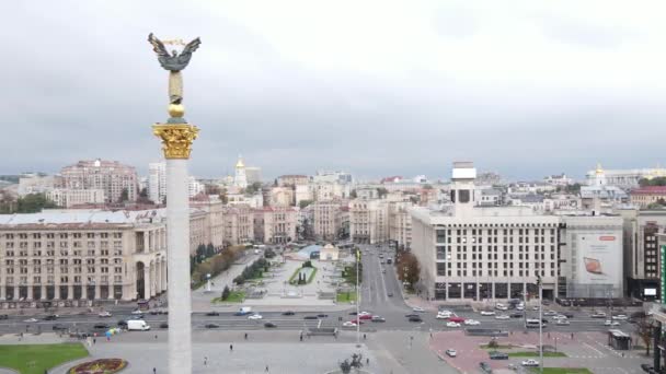 Het symbool van Kiev, Oekraïne - Onafhankelijkheidsplein luchtfoto, slow motion — Stockvideo