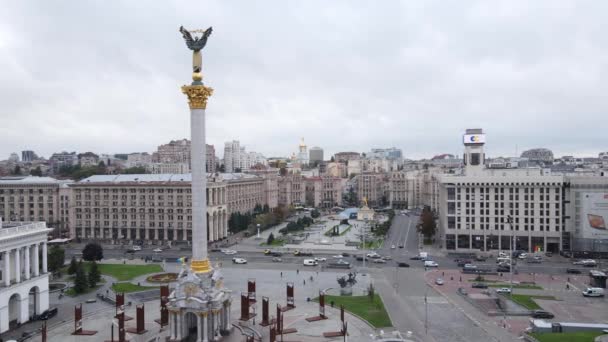 Kyiv, Ukrayna 'nın sembolü - Bağımsızlık Meydanı hava görüntüsü, yavaş çekim — Stok video