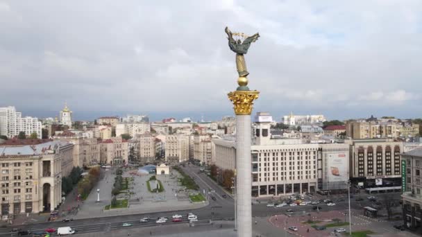 O símbolo de Kiev, Ucrânia - vista aérea da Praça da Independência, câmera lenta — Vídeo de Stock
