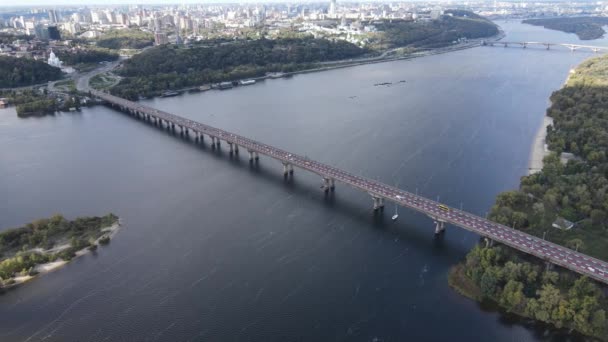 Dnipro rivier in de buurt van Kiev stad, Oekraïne luchtfoto. Dnjepr, Kiev — Stockvideo