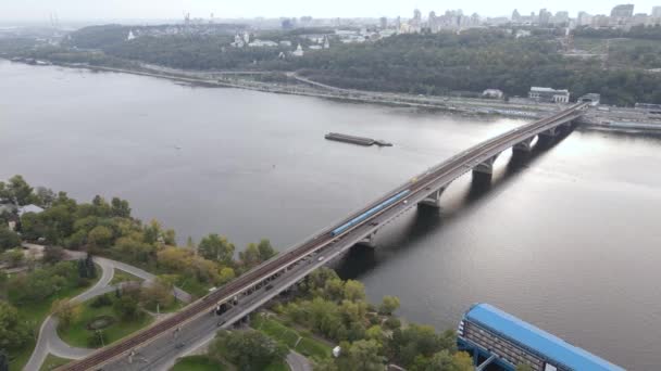 Fiume Dnipro vicino alla città di Kiev, Ucraina vista aerea. Dnieper, Kiev — Video Stock