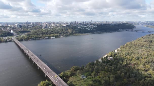 Dnipro rivier in de buurt van Kiev stad, Oekraïne luchtfoto. Dnjepr, Kiev — Stockvideo