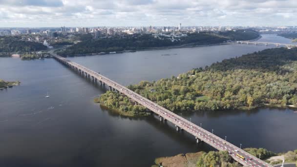 Dnipro rivier in de buurt van Kiev stad, Oekraïne luchtfoto. Dnjepr, Kiev — Stockvideo