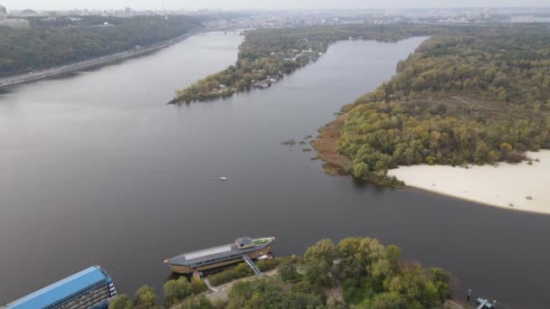 Río Dnipro cerca de la ciudad de Kiev, Ucrania vista aérea. Dnieper, Kiev — Vídeo de stock