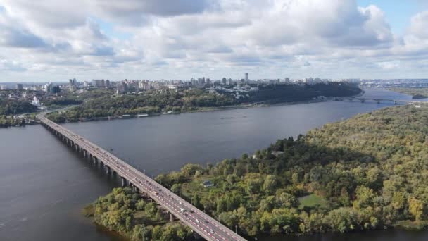 Dnipro rivier in de buurt van Kiev stad, Oekraïne luchtfoto. Dnjepr, Kiev — Stockvideo